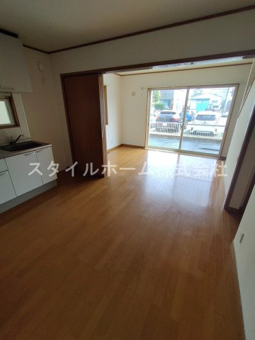 OMメゾンZoushiの居間・リビング|同建物内別部屋の写真です。