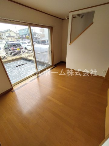 OMメゾンZoushiの居間・リビング|同建物内別部屋の写真です。