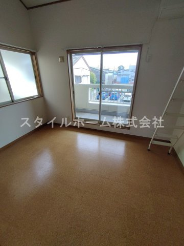 OMメゾンZoushiの居間・リビング|同建物内別部屋の写真です。