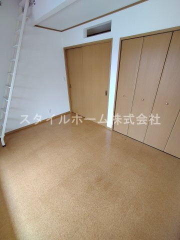 OMメゾンZoushiの居間・リビング|同建物内別部屋の写真です。