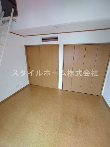 OMメゾンZoushiの居間・リビング|同建物内別部屋の写真です。