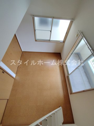 OMメゾンZoushiの居間・リビング|同建物内別部屋の写真です。