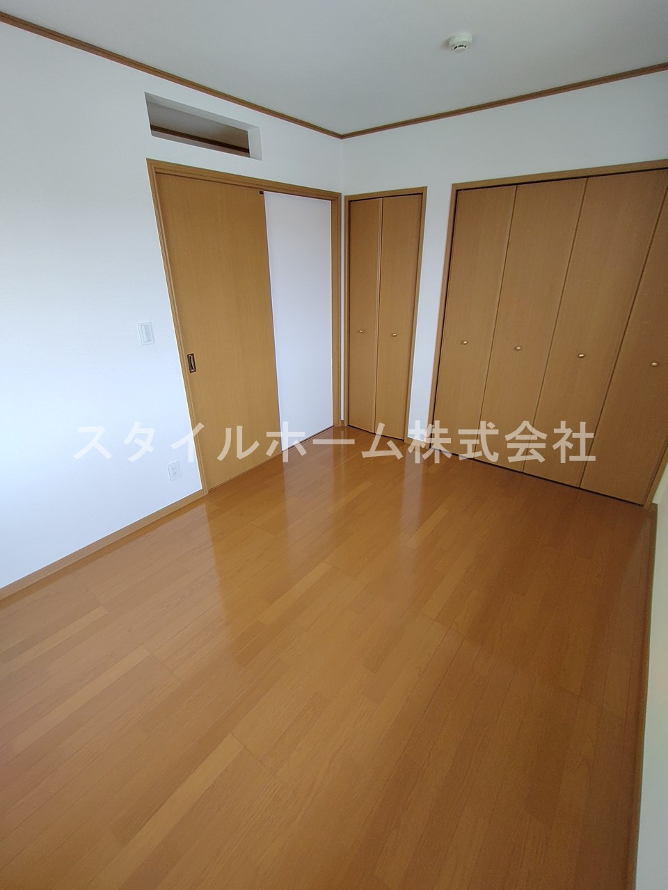 OMメゾンZoushiの居間・リビング|同建物内別部屋の写真です。