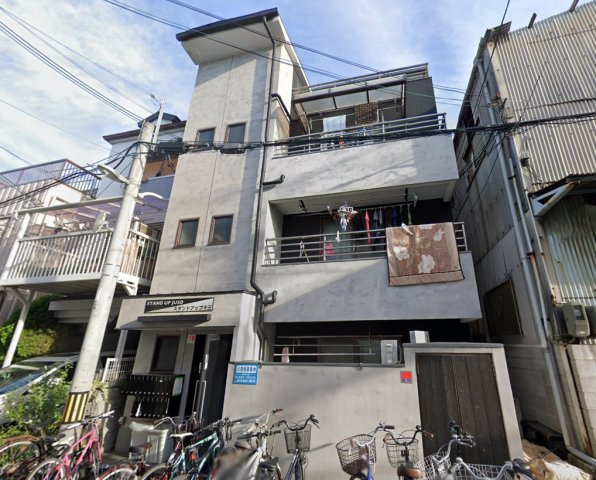 スタンドアップ十三の外観