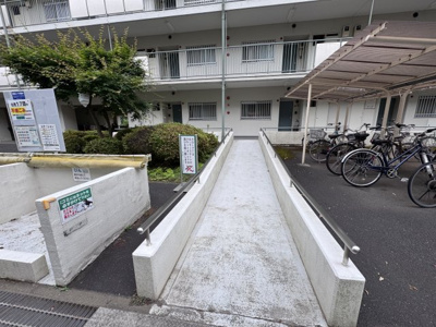 【その他共用部分】 | 東大和グリーンタウン 1号棟 | 玄関前まで段差なくアクセスできます（玄関前に１０センチ前後の段差あり）