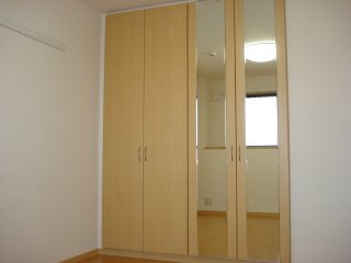 リバーサイドコスモスⅠの収納|鏡付きクローゼット