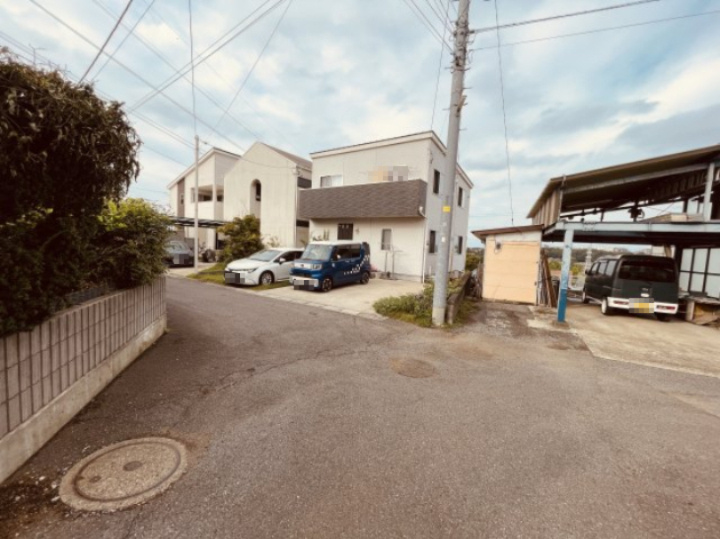 柏市戸張1350-3　中古戸建の前面道路含む現地写真