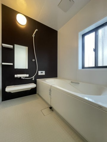 駐車5台可能♪開発エリアで周辺環境◎庭と倉庫もあるオール電化戸建の浴室|日々の疲れを癒すお風呂。嬉しい窓付き