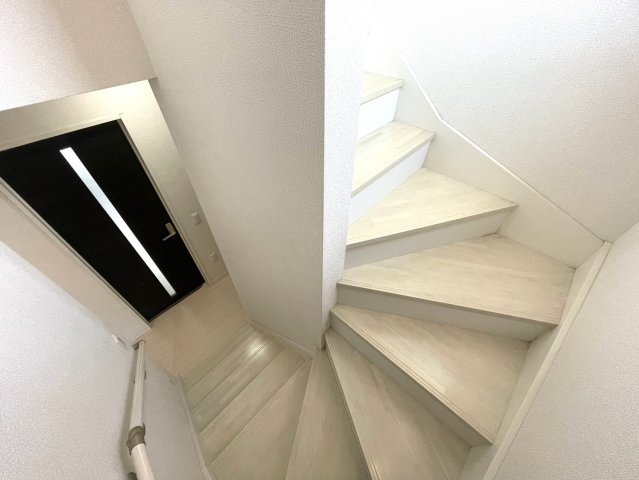 駐車5台可能♪開発エリアで周辺環境◎庭と倉庫もあるオール電化戸建のその他|螺旋階段を思わせる綺麗な階段です