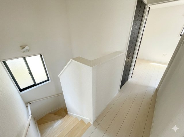 駐車5台可能♪開発エリアで周辺環境◎庭と倉庫もあるオール電化戸建のその他|二階ホール。収納もございます。