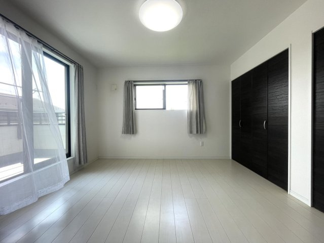 駐車5台可能♪開発エリアで周辺環境◎庭と倉庫もあるオール電化戸建の洋室|二階洋室。シックな雰囲気