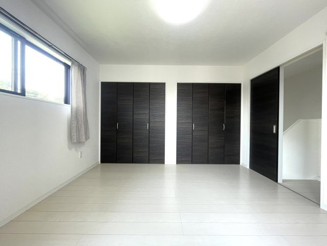 駐車5台可能♪開発エリアで周辺環境◎庭と倉庫もあるオール電化戸建の洋室|クローゼット2箇所有り