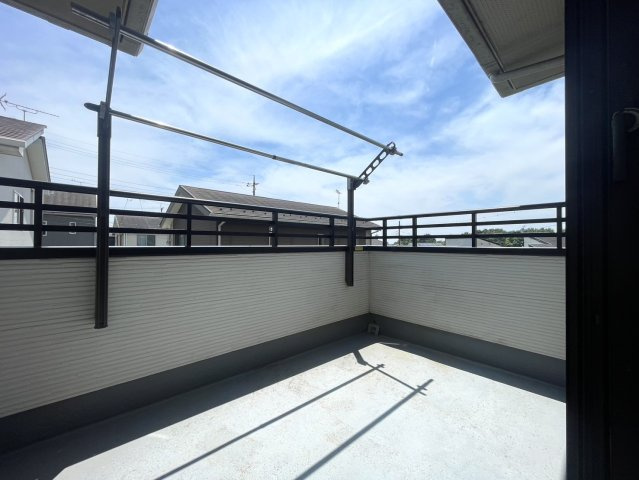駐車5台可能♪開発エリアで周辺環境◎庭と倉庫もあるオール電化戸建のバルコニー|広々としたバルコニーです