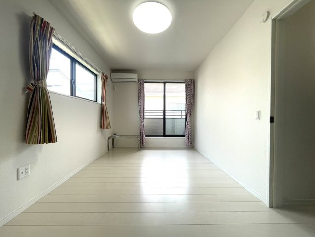 駐車5台可能♪開発エリアで周辺環境◎庭と倉庫もあるオール電化戸建の洋室|きれいな洋室です