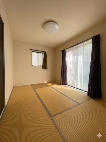 駐車5台可能♪開発エリアで周辺環境◎庭と倉庫もあるオール電化戸建の和室|1階和室です