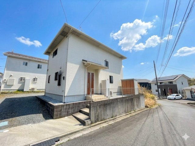 【まるで新築】現地で驚く綺麗さ。5台駐車可×開発分譲地の安心感