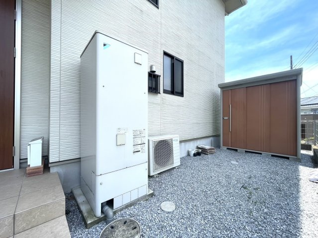 駐車5台可能♪開発エリアで周辺環境◎庭と倉庫もあるオール電化戸建のその他|オール電化の為、給湯設備はエコキュート。物置付きです