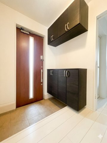 駐車5台可能♪開発エリアで周辺環境◎庭と倉庫もあるオール電化戸建の玄関|落ち着いた玄関です