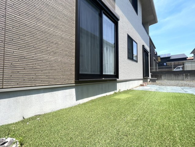 【まるで新築】現地で驚く綺麗さ。5台駐車可×開発分譲地の安心感の庭|お庭でゆったりと過ごせます