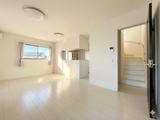 駐車5台可能♪開発エリアで周辺環境◎庭と倉庫もあるオール電化戸建の居間・リビング|ゆったり過ごせるリビングです