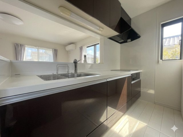 駐車5台可能♪開発エリアで周辺環境◎庭と倉庫もあるオール電化戸建のキッチン|きれいなキッチンです