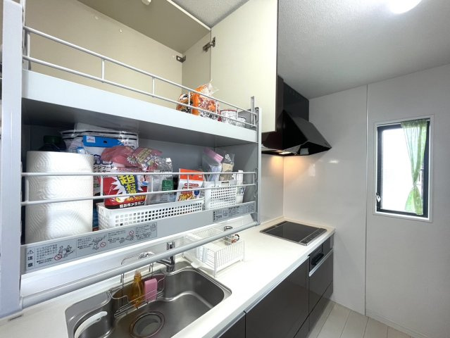 駐車5台可能♪開発エリアで周辺環境◎庭と倉庫もあるオール電化戸建のキッチン|ダウンキャビネット付き