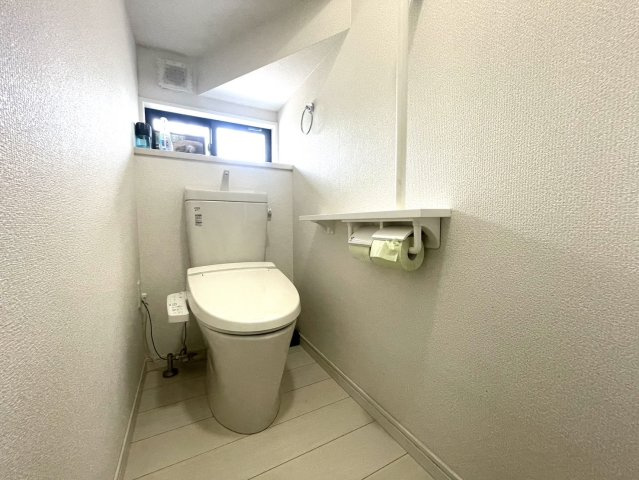【まるで新築】現地で驚く綺麗さ。5台駐車可×開発分譲地の安心感のトイレ|落ち着いた色調のトイレです