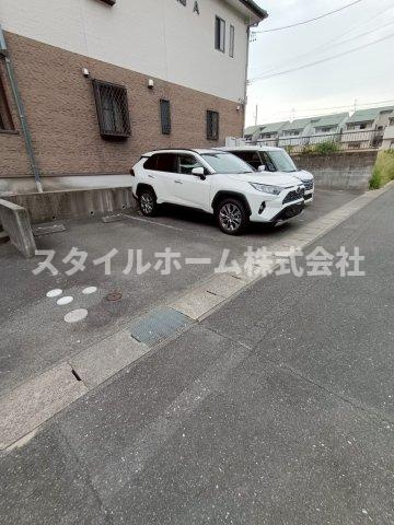 リバティ八幡Bの駐車場