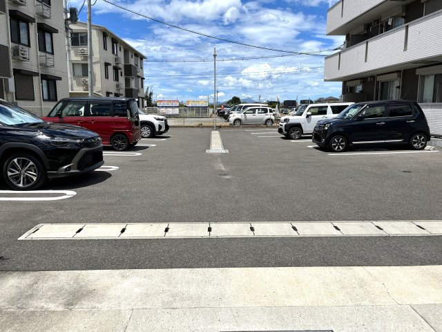 エクスプレス新八代 A棟の駐車場