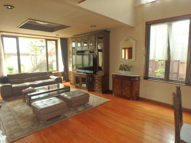 連島中央4LDK中古住宅の居間・リビング