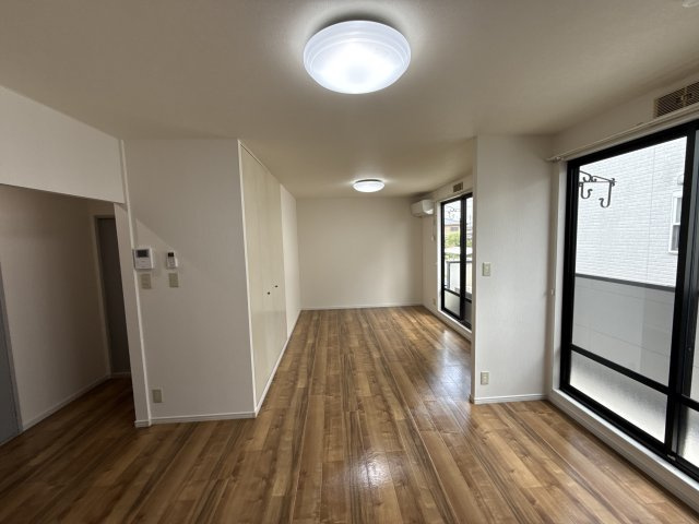 JAサンビレッジ末広 A棟の居間・リビング