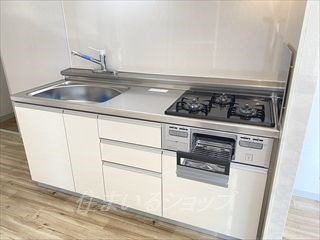 シャトルあすか　Ｂのキッチン|３口コンロ・グリル付きシステムキッチン