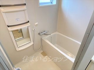 シャトルあすか　Ｂの浴室|サーモ付きシャワー水栓・窓あり