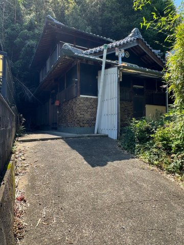 【外観】 | 和歌山県紀の川市深田　中古戸建 | ◆自然豊かな環境ですが国道24号がすぐなので飲食店など近く便利な環境♪