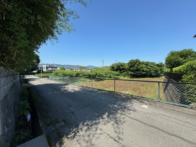 【前面道路含む現地写真】 | 和歌山県紀の川市深田　中古戸建 | ◆自然豊かな環境ですが国道24号がすぐなので飲食店など近く便利な環境♪