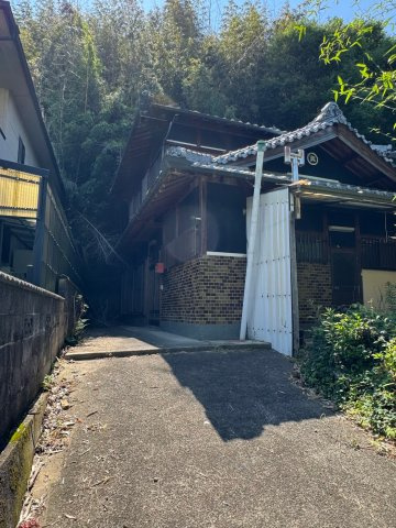 【外観】 | 和歌山県紀の川市深田　中古戸建 | ◆自然豊かな環境ですが国道24号がすぐなので飲食店など近く便利な環境♪