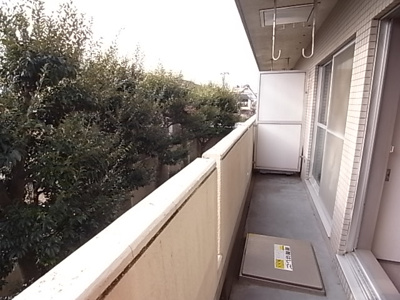 【バルコニー】 | サウスウイング | 開放的で明るい空間を演出してくれるバルコニーです