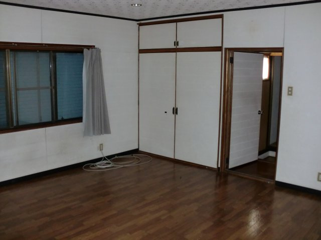 敦賀市三島町1丁目中古住宅の洋室