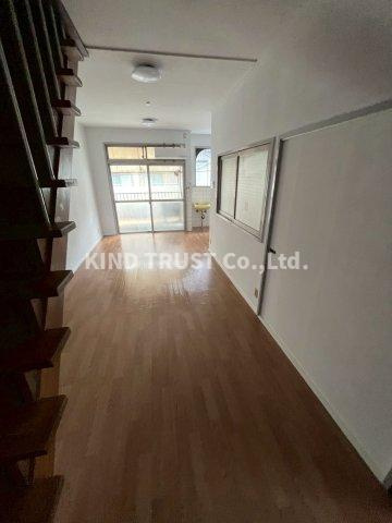 天神橋2丁目ビルの居間・リビング|こちらのリビングで趣味の時間をお楽しみください