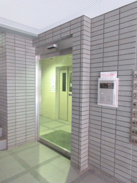 シュロス塚越のロビー|オートロック付き
