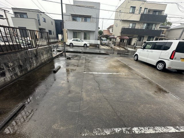 エトワールTの駐車場