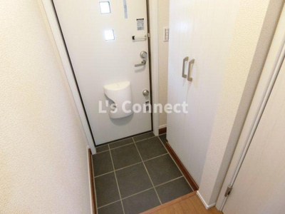 【玄関】 | エレシス女川 | 背の高い下駄箱で靴も収納できます。