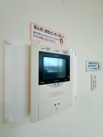 【防犯設備】 | グランド・ルー博多南ガーデネッセ☆仲介手数料無料☆ | モニター付きのインターホンを備えています♪訪問者の顔をしっかりチェックすることができますね。