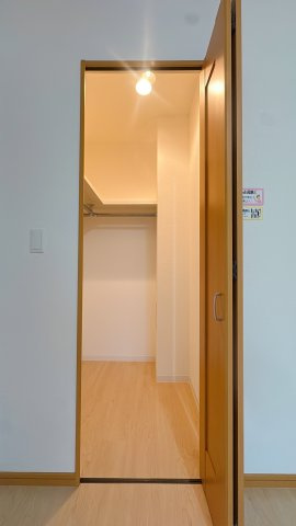 【収納】 | グランド・ルー博多南ガーデネッセ☆仲介手数料無料☆ | 広々としたウォークインクローゼットは、季節毎の収納に大活躍！