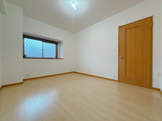 【洋室】 | グランド・ルー博多南ガーデネッセ☆仲介手数料無料☆ | 一人ひとり快適な空間は違うからこそ、家具の配置もアレンジしやすいシンプルなデザインに。