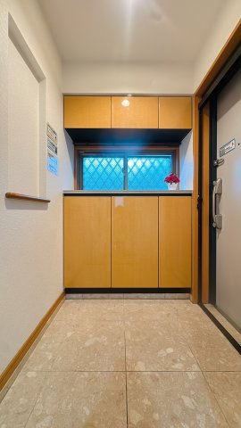 【玄関】 | グランド・ルー博多南ガーデネッセ☆仲介手数料無料☆ | 玄関は光沢のある床材で、汚れもとても落としやすい。こういうちょっとした気遣いが長く住むと効いてくるんです。
