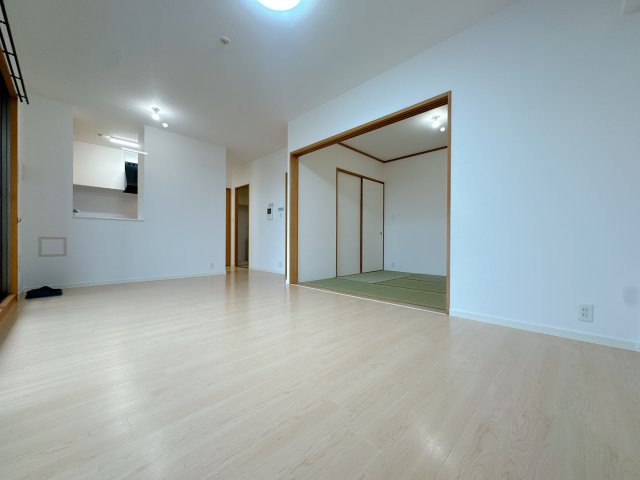 【居間・リビング】 | グランド・ルー博多南ガーデネッセ☆仲介手数料無料☆ | ゆっくり食事を楽しんだ後は、今日あったことをお話しよう。にぎやかな声であふれる場所にしよう。