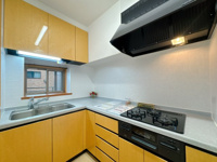 【キッチン】 | グランド・ルー博多南ガーデネッセ☆仲介手数料無料☆ | キッチンに窓。戸建てだと珍しくはないですが、マンションには案外少ないんです。ただ、朝ご飯作る手元を朝日が優しく照らすっていう雰囲気は、結構代えがたいものがありますよ(＾＾)♪