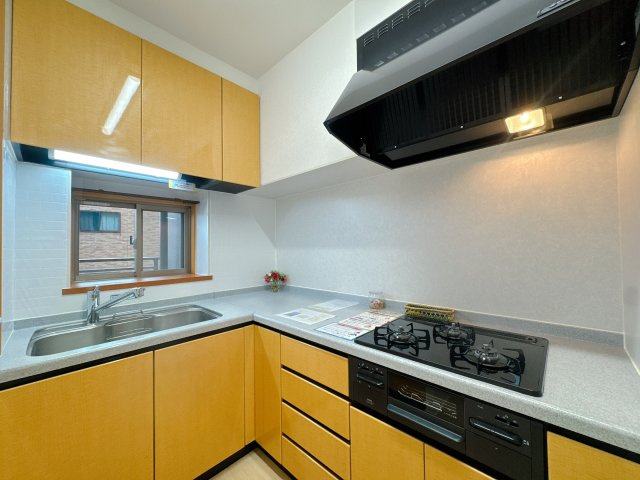 【キッチン】 | グランド・ルー博多南ガーデネッセ☆仲介手数料無料☆ | キッチンに窓。戸建てだと珍しくはないですが、マンションには案外少ないんです。ただ、朝ご飯作る手元を朝日が優しく照らすっていう雰囲気は、結構代えがたいものがありますよ(＾＾)♪