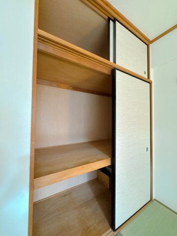 【収納】 | グランド・ルー博多南ガーデネッセ☆仲介手数料無料☆ | 和室の収納もたっぷり。来客用のお布団も３組置いてもまだまだ余裕があります。